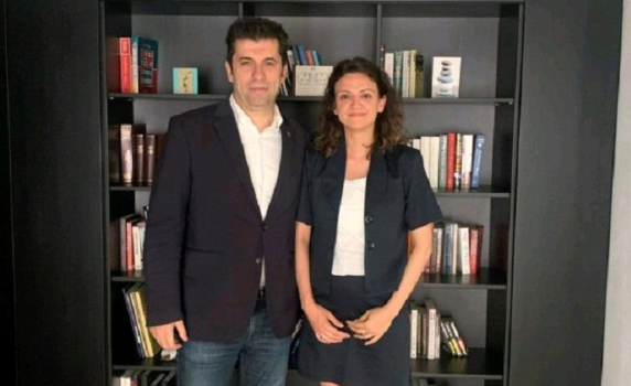 "Промяната" си поръча статия в "Политико" срещу Борисов и Пеевски. Приятелка на Кирил Петков я написа