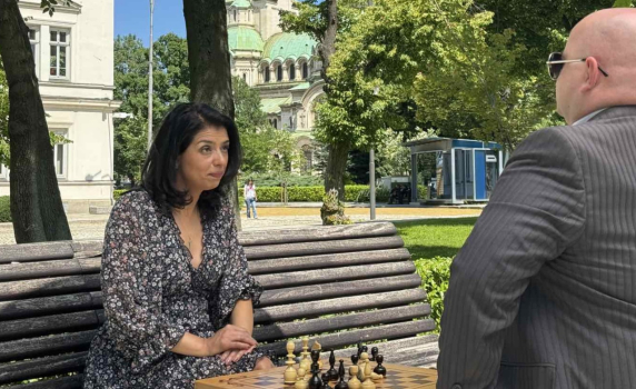 Ваня Григорова: Мат с пешка! Лидерът на "Солидарна България" отново играе сама в предизборния си клип