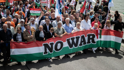 Десетки хиляди в Унгария участват в марш за мир срещу участието на Запада във войната в Украйна (видео)
