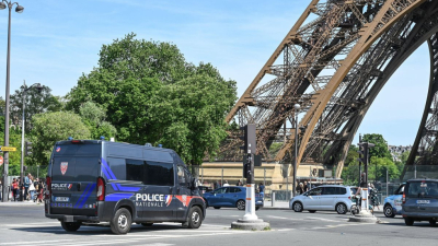 Арестуваха българин, украинец и германец, поставили пет празни ковчега с френското знаме до Айфеловата кула