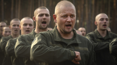 Мобилизирани украински войници отбелязват завършването на обучението си във военна