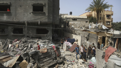 Палестинци разглеждат разрушенията след израелски въздушен удар срещу жилищна сграда