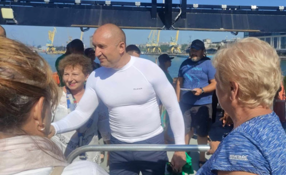 В деня за размисъл Румен Радев се гмурна край „Света Анастасия“ (видео)