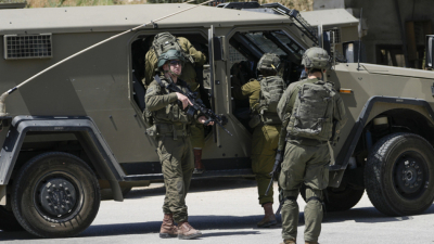 Израелски войници по време на акция в Западния бряг на