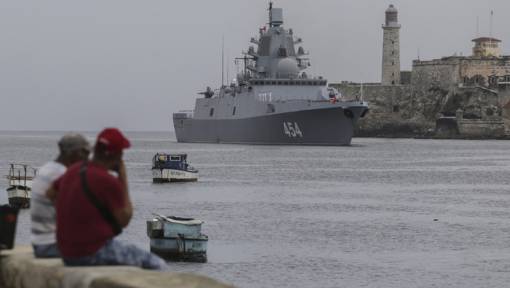 Руските военни кораби бяха посрещнати с 21 топовни салюта в Хавана. САЩ следят внимателно