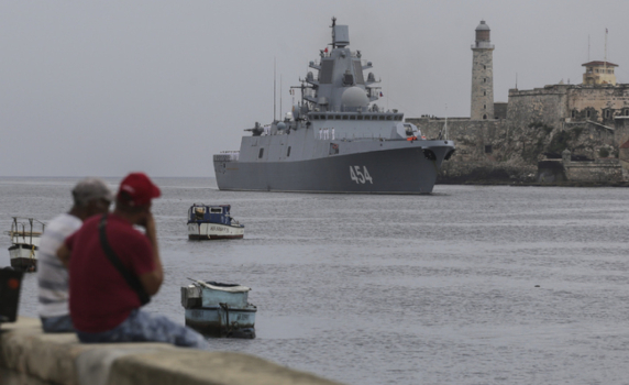 Руските военни кораби бяха посрещнати с 21 топовни салюта в Хавана. САЩ следят внимателно