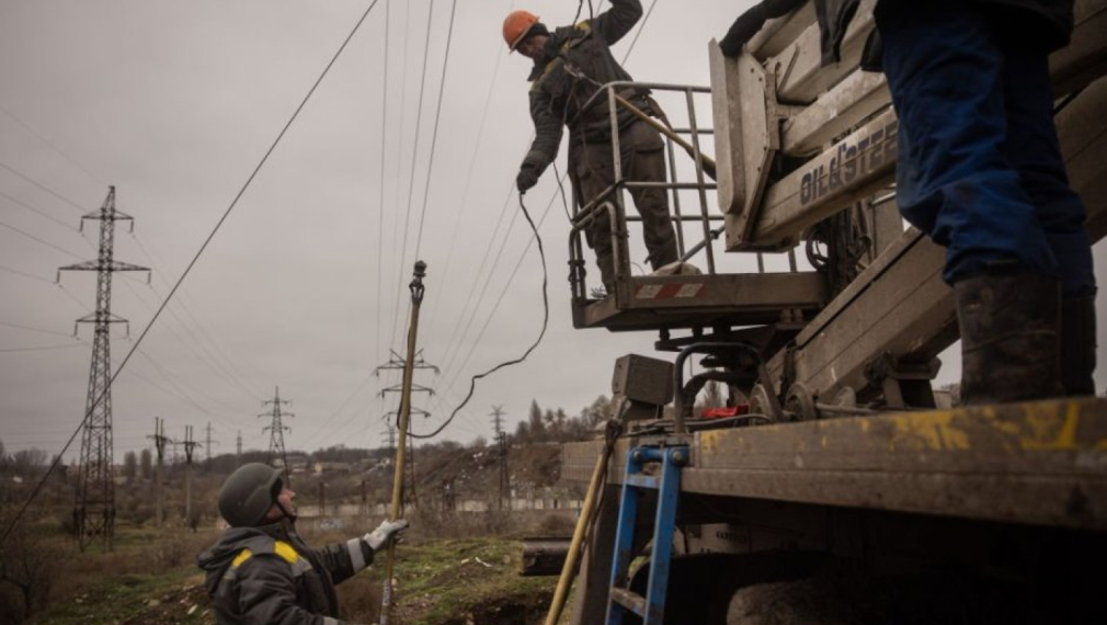 Украйна изключва всички битови потребители от електропроводите, които захранват обекти от критичната инфраструктура