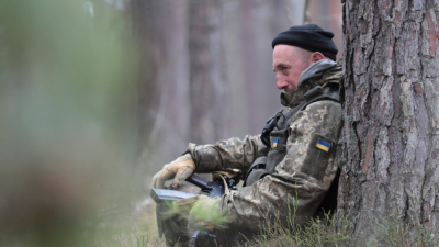 Спотайвайки се в мрака прегърнал своя автомат 50 годишният украински войник
