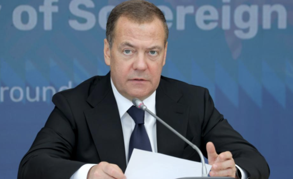 Медведев: Киев все още може да приеме предложението на Путин, в противен случай руското настъпление ще продължи