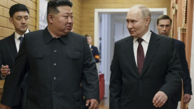 Руският президент Владимир Путин и севернокорейският лидер Ким Чен ун разговарят