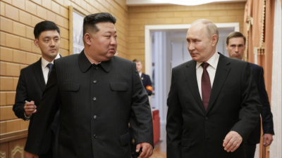 Руският президент Владимир Путин и севернокорейският лидер Ким Чен ун разговарят