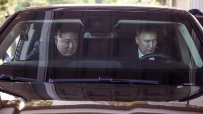 Руският президент Владимир Путин взе севернокорейския лидер Ким Чен ун на