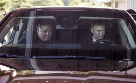Путин повози Ким Чен-ун с руската лимузина "Аурус"