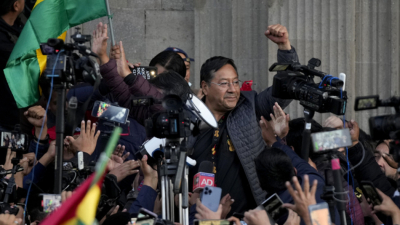 Президентът на Боливия Луис Арсе поздравява свои симпатизанти пред президентския