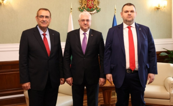 Посланикът на Турция се срещна с Пеевски и Чакъров преди гласуването в НС