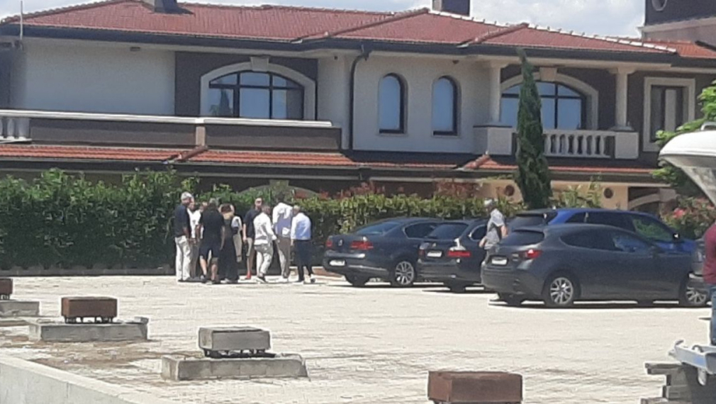 Шест коли с представители на ДПС пристигнаха в къщата на Ахмед Доган в парк "Росенец" (видео, снимки)