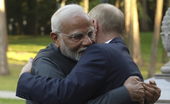 Индийският премиер Моди приветства "скъпия приятел" Путин в Москва