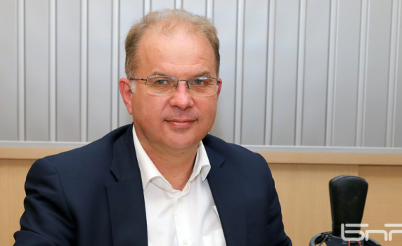 Радомир Чолаков: Измененията на Конституцията са капитална политическа и юридическа грешка. Христо Иванов лично включи Пеевски и ДПС в тях