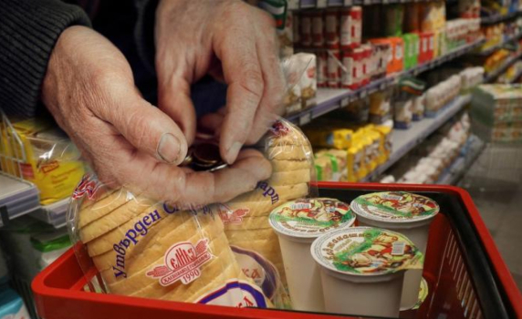 Почти половината българи се лишават от основни продукти заради липсата на средства