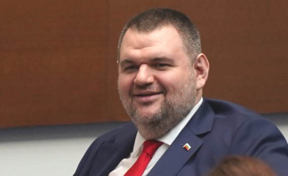 Пеевски за ПП-ДБ: С носителите на пачки и пудели няма да преговарям
