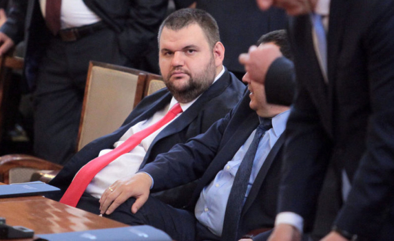 Групата на Пеевски в НС продължава да намалява, още един го напусна