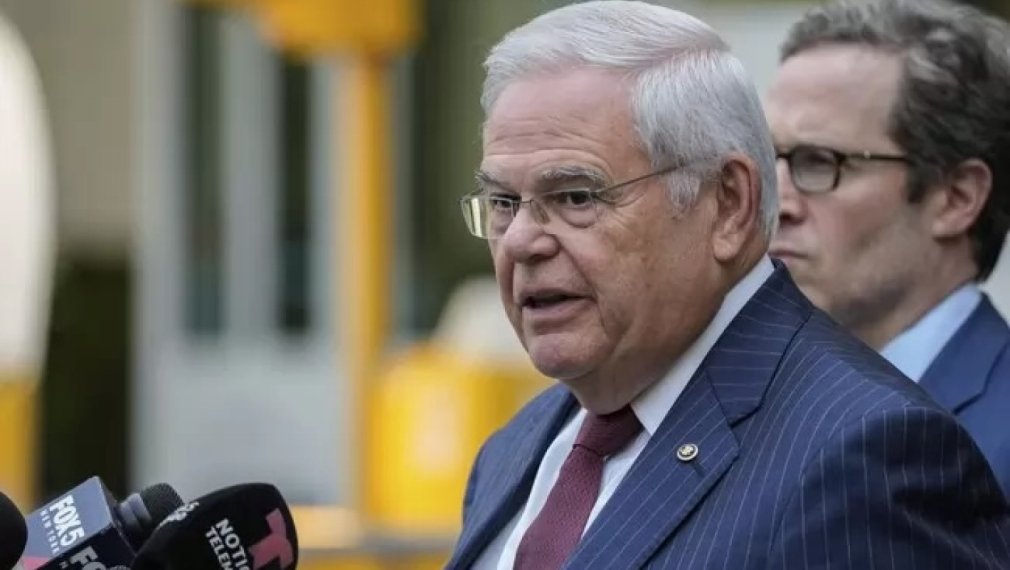 Сенатор Менендес, обявил България за "корумпирана държава", е признат за виновен в тежка корупция