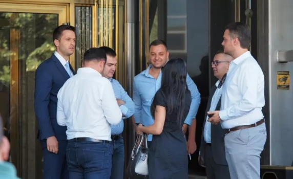 Поддръжници на Доган от цялата страна се събраха на среща, за да обсъдят отстраняването на Пеевски