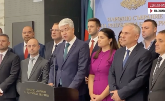 Подкрепящите Доган депутати от ДПС обвиниха премиера в зависимости от Пеевски