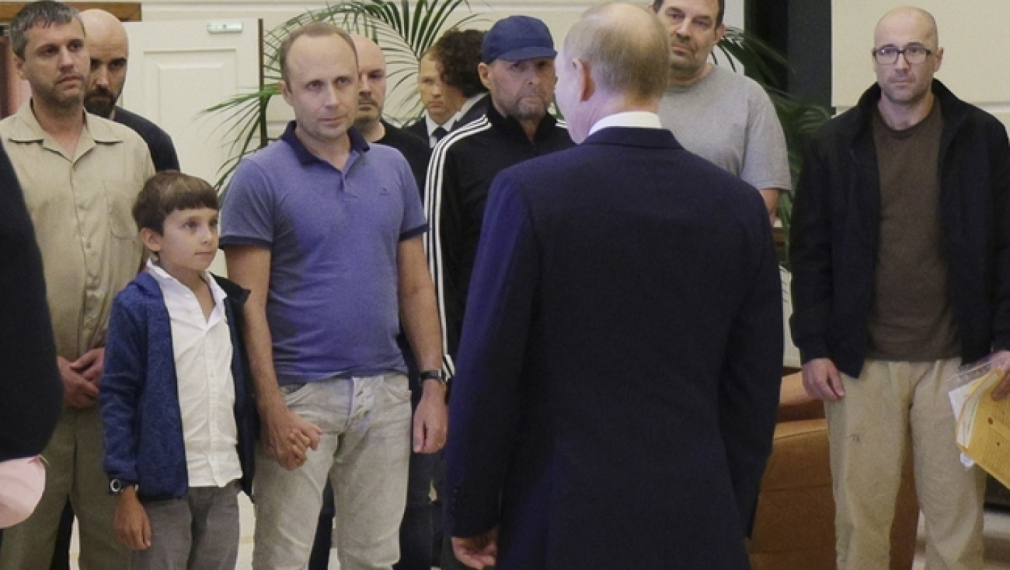 Путин посрещна руснаците, които се върнаха в Москва след размяната на затворници