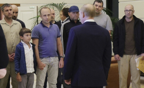 Путин посрещна руснаците, които се върнаха в Москва след размяната на затворници