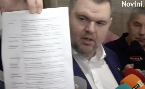Пеевски с нов цирк в парламента: размаха списък с чиновнически назначения и се скри