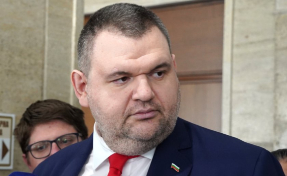 Пеевски: Президентът да си свърши работата, а не да се опитва да се разбере с някой от "домовата книга"