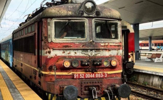 БДЖ извозва пътници с автобуси, не достигат вагони