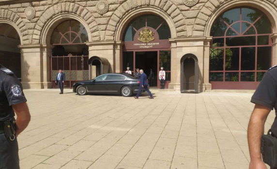 Кордон от полицаи пази Горица Грънчарова пред "Дондуков" 2