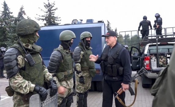 Беларус изпраща още войници, самолети и въоръжение на границата с Украйна