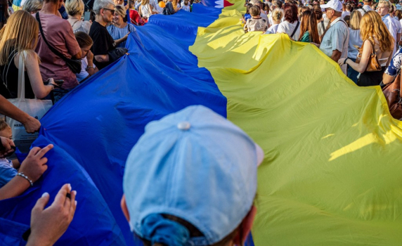 Активисти на "Дозор" подпалиха 30-метрово украинско знаме в Киев в знак на протест срещу режима