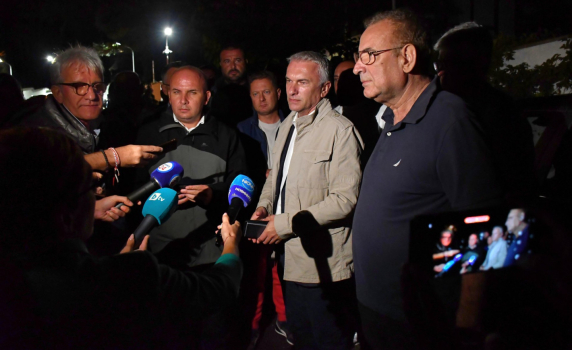 Поддръжници на Ахмед Доган пазят жилището му в столичния квартал Бояна
