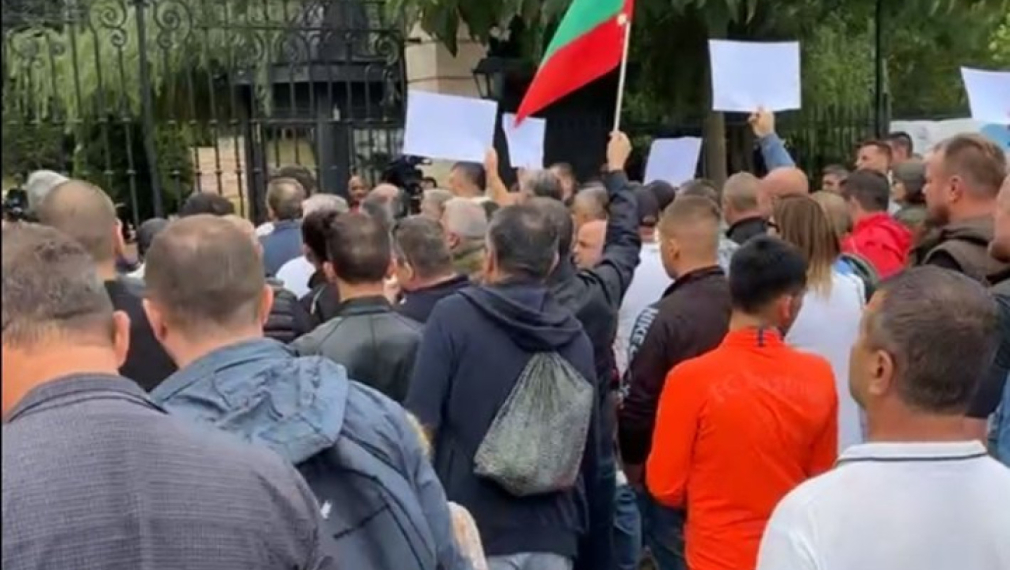 Поддръжници на Доган отидоха до хотел "Берлин" на Пеевски и скандираха "Мафия"