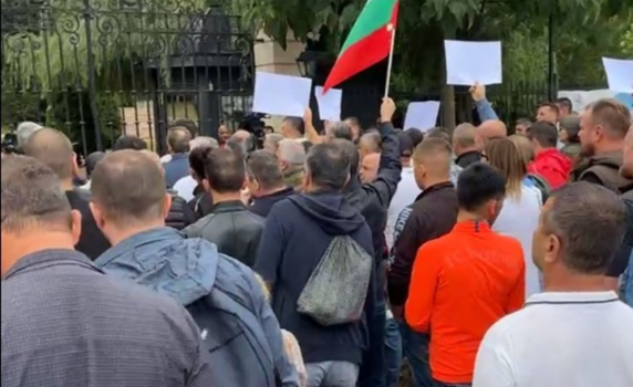 Поддръжници на Доган отидоха до хотел "Берлин" на Пеевски и скандираха "Мафия"
