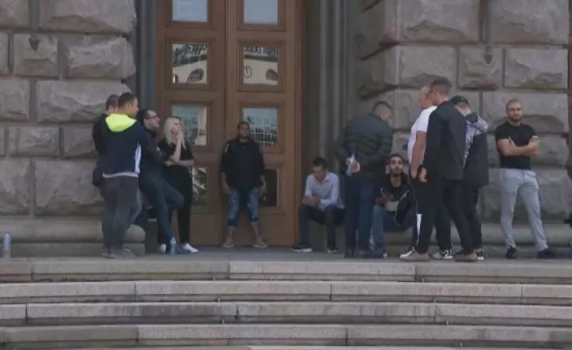 ДПС-Пеевски пази на входовете на ЦИК от петък, дойдоха и представителите на ДПС-Доган