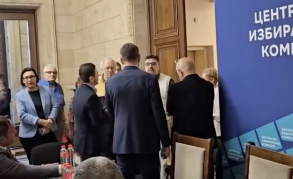 Депутатите на Пеевски не позволиха на членовете на ЦИК да заемат местата си, за да започнат работа