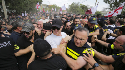 Противници на правата на ЛГБТ общността влизат в сблъсъци с