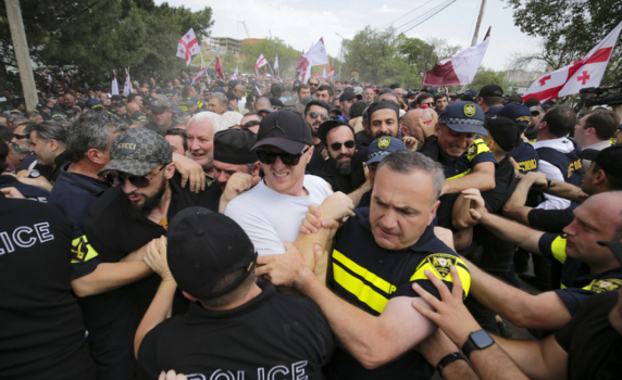 Грузия прие закон за семейните ценности, който забранява гей парадите