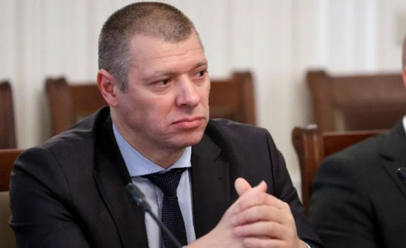 Пеевски и ГЕРБ спасиха шефа на КПКОНПИ