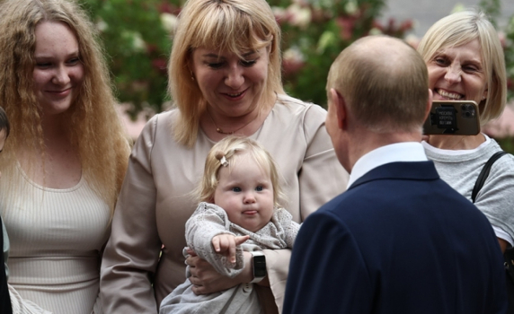 Русия забранява осиновяване на деца в страни, в които е разрешена смяна на пола