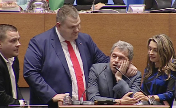 Пеевски гушна Тошко Йорданов, а парламентът приключи с блокирана трибуна, спрени микрофони и пеене на химна на тъмно