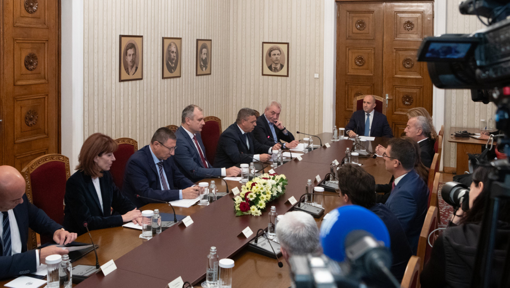 Радев към Сарафов и Илков: Хващайте онези, които дават парите за гласове, а не само дилърите. Гледката в парламента на представители на купения вот отблъсква