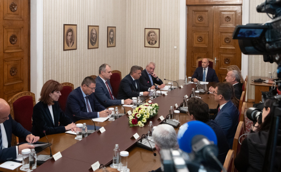 Радев към Сарафов и Илков: Хващайте онези, които дават парите за гласове, а не само дилърите. Гледката в парламента на представители на купения вот отблъсква