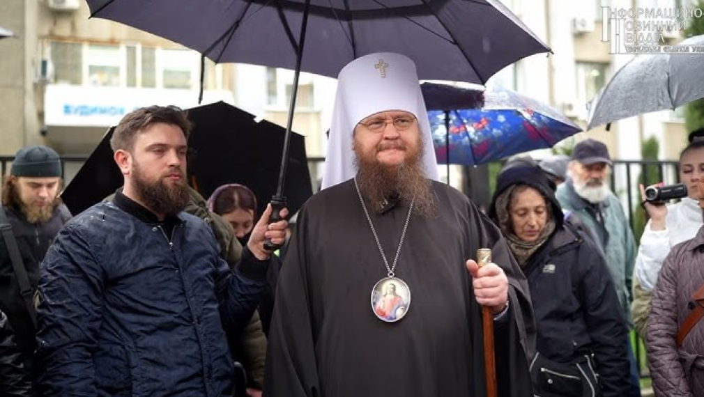 Въоръжени неонацисти пребиха митрополит Теодосий от УПЦ по време на кървав щурм на най-голямата катедрала в Украйна (обзор)