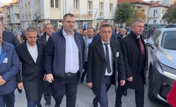 Лидерът на ДПС-Ново начало Делян Пеевски се появи на предизборна среща в Якоруда